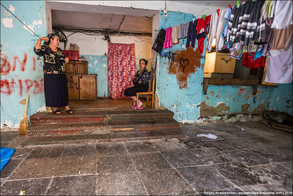 Унизительные условия, в которых живут беженцы из Карабаха в Баку