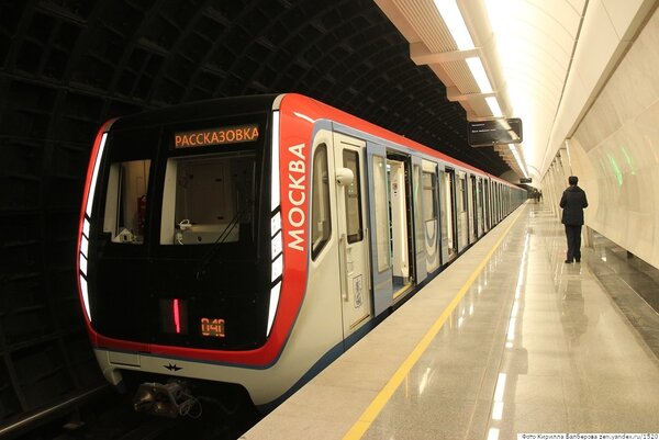 Сексизм в московском метро: новые правила требуют уступать места всем женщинам