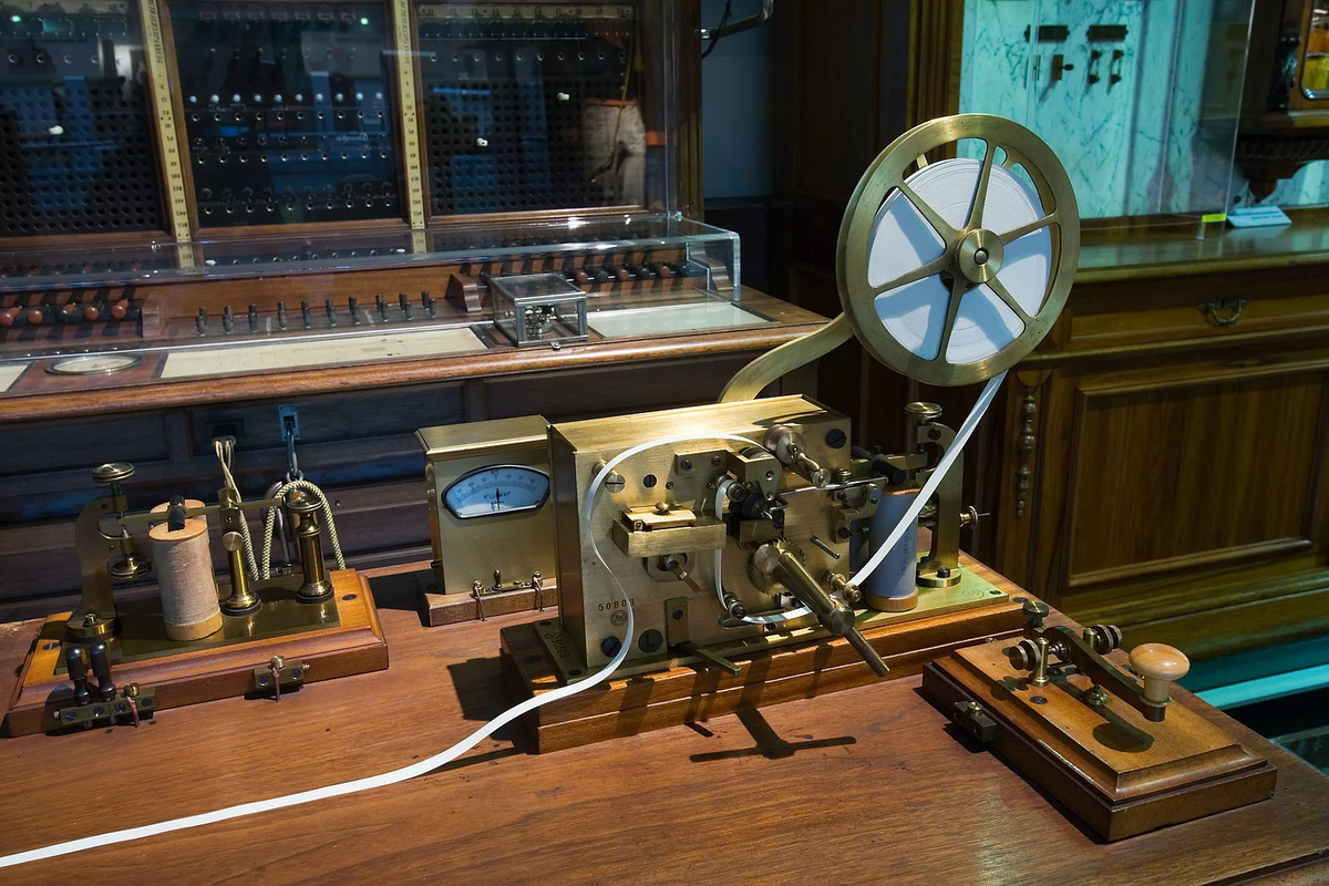 Первый аппарат в мире. Телеграфный аппарат Морзе. Телеграф Морзе 19 век. Самуэль Морзе телеграфный аппарат. Первый телеграфный аппарат Морзе.