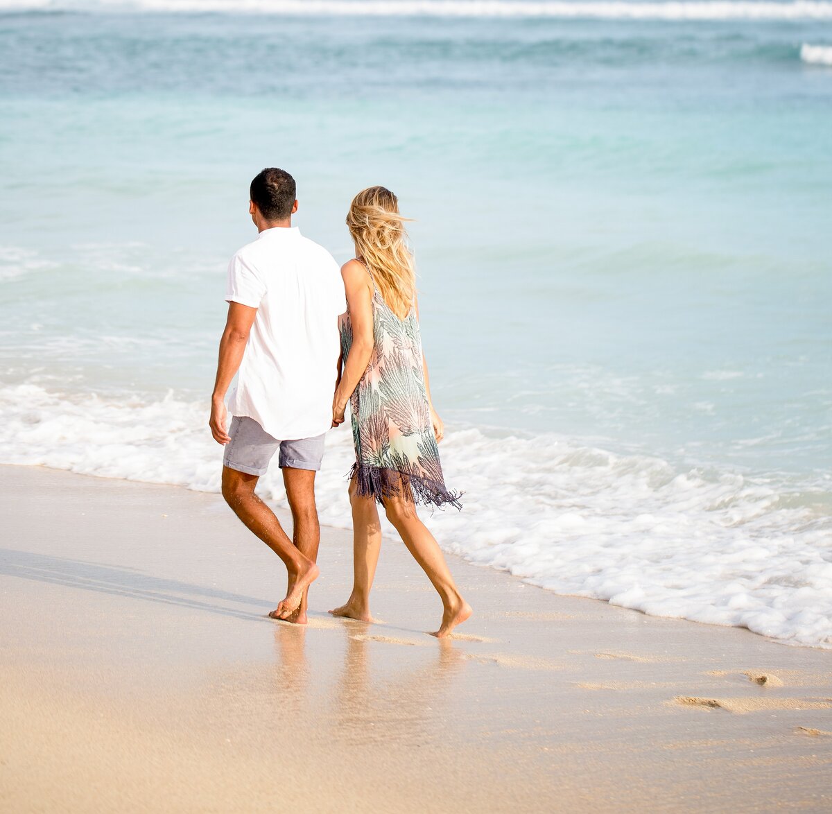 Beach walk. Прогулка по пляжу. Гулять по берегу моря. Пара на пляже. Пара на море.