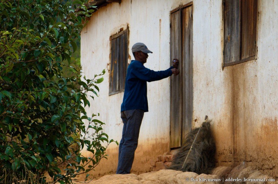 2. Дед переоделся в праздничную одежду (на рынок же!), закрыл свою лачугу.

