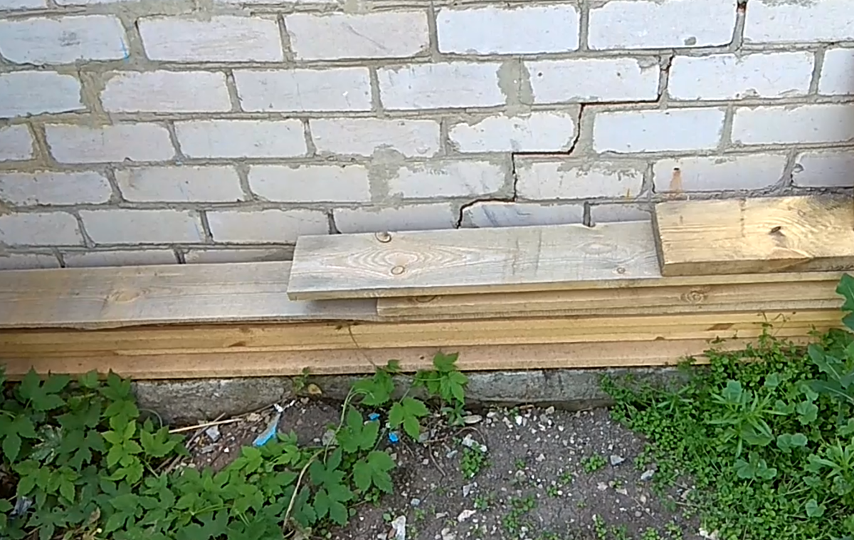 Доски, которые остались после переделки погреба. 