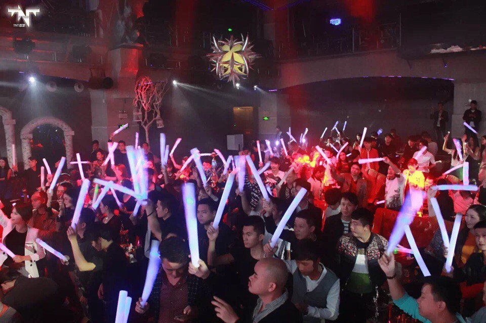 Китайцы очень любят примитивные флешмобы, когда нужно похлопать синхронно, помахать руками или такими вот палочками, влево-вправо, опять же таки синхронно. Главное ничего сложного, а то запутаются, не поймут и флешмоб не удастся.