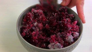 Вишню очищаем от косточек и засыпаем сахаром 150 граммов.Оставляем на 10 минут.Затем ее нужно выложить на дуршлаг минут на тридцать.