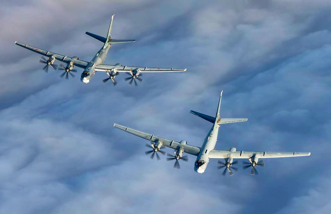 Два  дальних стратегических бомбардировщика "Ту-95МС" ВВС России.
