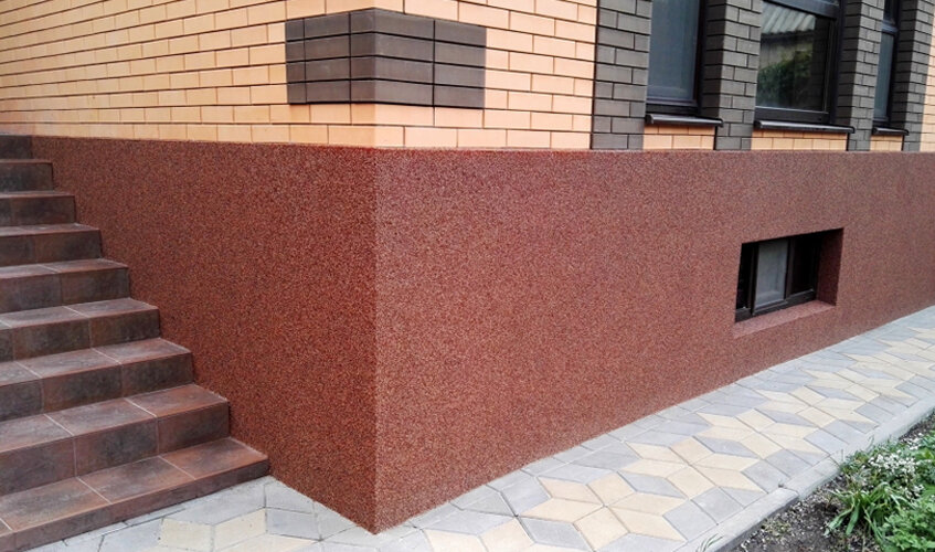 Цоколь, отделанный фактурной штукатуркой