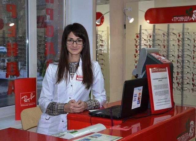 Троянда-оптика в Таганроге по Петровской, 41. Фото автора