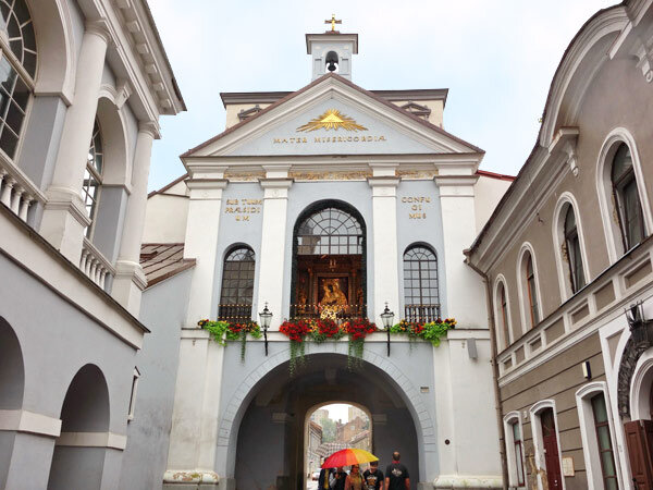 Острая брама (Острые ворота) или Ворота рассвета - посещают около 500 тыс. чел. в год. Является одним из самых известных мест паломничества Литвы. Они так популярны благодаря сказочному портрету Пресвятой Девы Марии, которая находится в его стенах. Картина, которую часто называют также Вильнюсской Мадонной, висит в часовне, встроенной в Ворота Рассвета.
