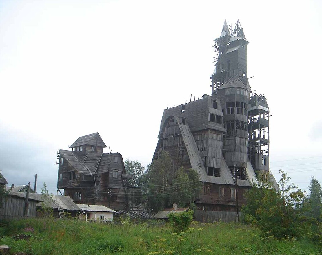 Дом бизнесмена Сутягина единственное здание из дерева высотой в 13 этажей. К сожалению по решению властей почти разрушено