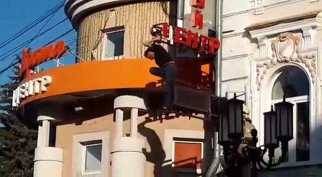 Молодой человек только чудом не сорвался вниз с высоты (фото предоставлено пресс-службой МЧС)