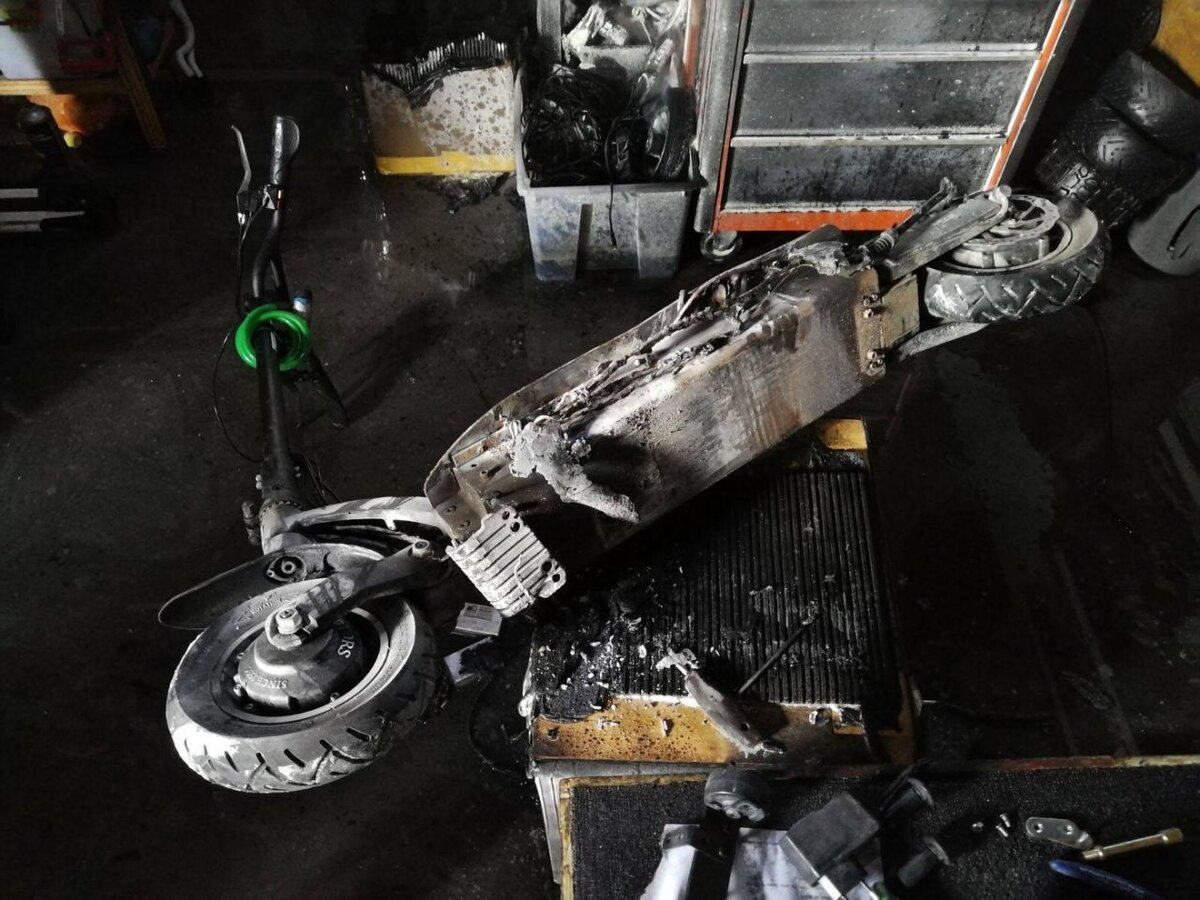 Взорванный электросамокат. Взорвался аккумулятор самоката. Взорвался электросамокат. Загорелся электросамокат. Взорвался аккумулятор самоката.