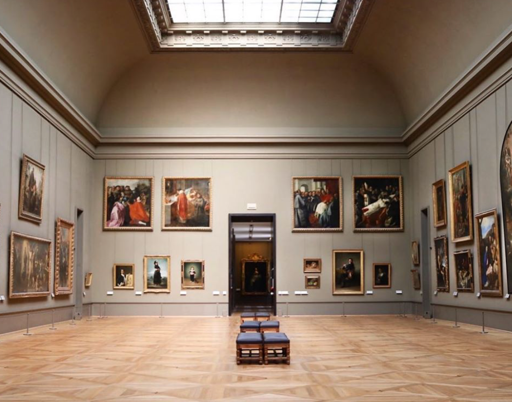 Музей изобразительных искусств Лувр. Музей Лувр в Париже внутри. Зал музея Лувр. Лувр и Эрмитаж. Известные экспонаты музеев