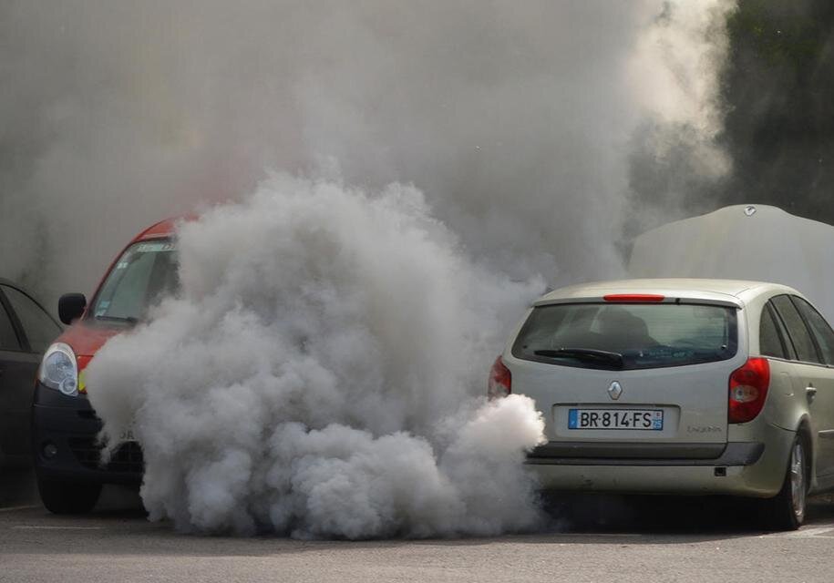 Выброс выхлопных газов в атмосферу (Пора по техоньку переходить на электромобили)