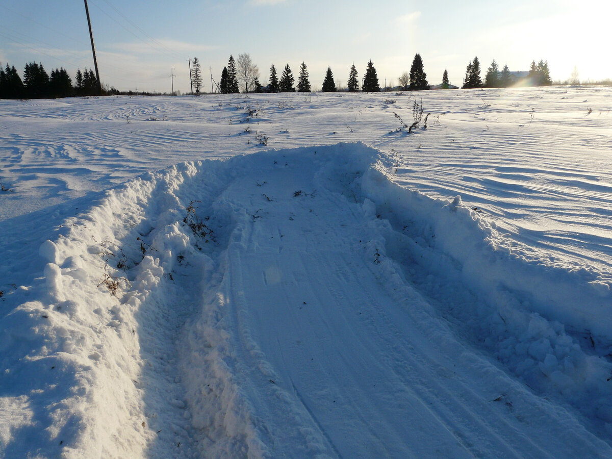Зимний луг. Снежный слой. Плотный снег. Плотный снег. Снег поле.