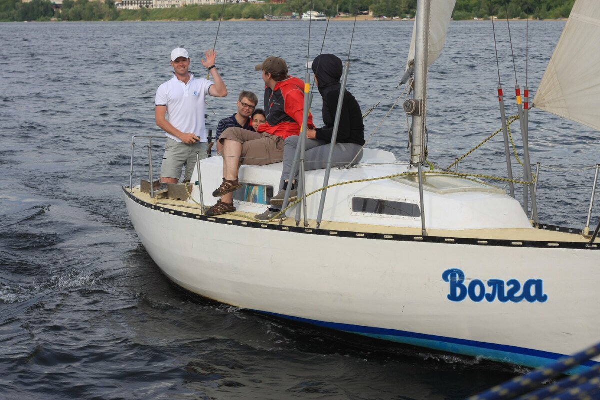 Моя первая яхта.. Совсем небольшая, но уютная. Много теплых воспоминаний связано с Волгой