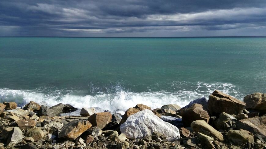 Коста-дель-Соль, каменистый пляж