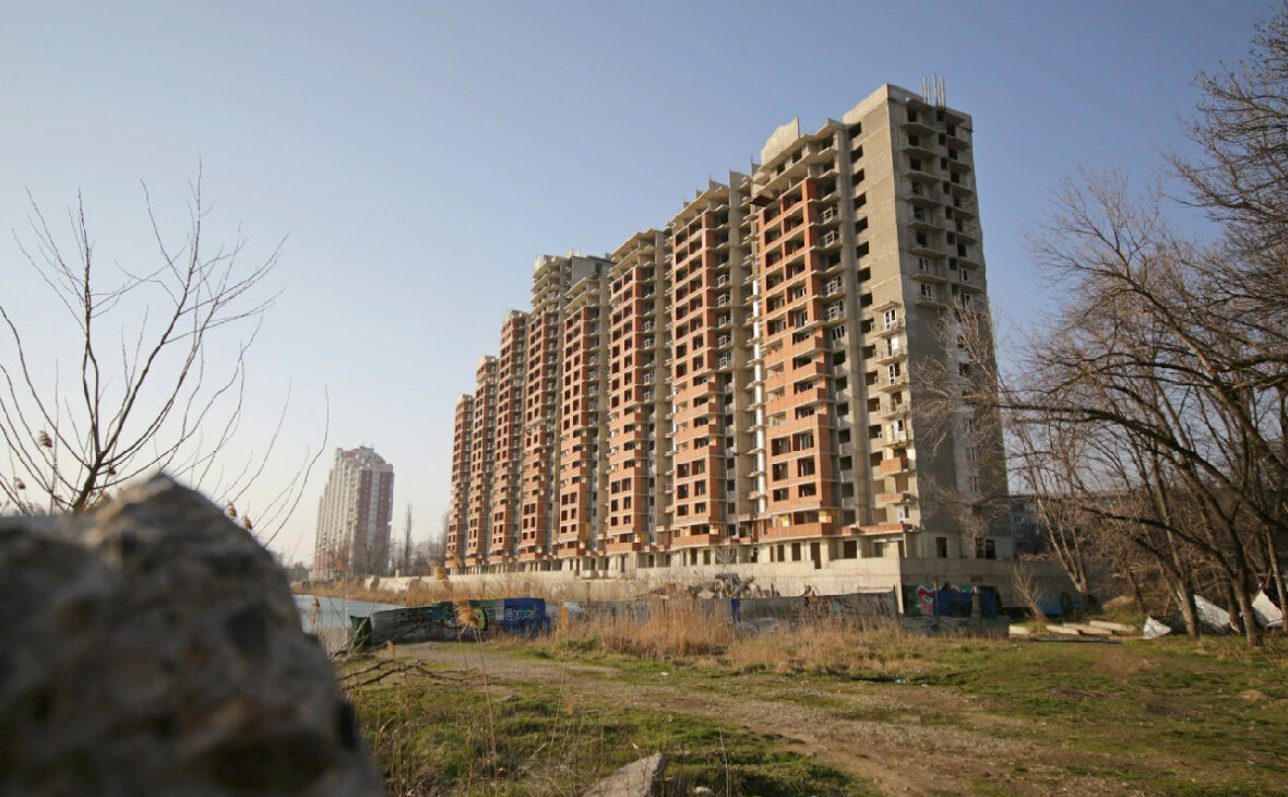  Краснодаре обсудили судьбу 11 проблемных долгостроев 16 сентября 2019, 19:35

В краевой администрации 16 сентября прошло совещание межведомственной комиссии по защите прав обманутых дольщиков.

Его провел первый заместитель главы региона Андрей Алексеенко. В зале собрались инвесторы, представители прокуратуры и члены инициативных групп. Обсуждали завершение строительства жилых комплексов «Форт Карасун», «Талисман», «Мир» и «Луч» в Краснодаре. Для одних объектов нужно продлить договор аренды земли, для других — подсчитать стоимость подвода коммуникаций или рассмотреть возможность проектного финансирования. В ЖК «Южном» необходимо решить вопрос с земельным участком под многоквартирный дом, а также поставить объект на кадастровый учет. Долгострой — один из трех пилотных проектов, который будет достроен за счет средств краевого бюджета. Все комплексы находятся на личном контроле губернатора Краснодарского края Вениамина Кондратьева.

«За подготовку документации жилого комплекса отвечает достаточно много должностных лиц. Пакет документов будет связан с корректировкой границ земельного участка, это технический вопрос. Я не вижу здесь никаких сложностей, ведь имеется разрешение на строительство от предыдущего объекта», — сказал первый заместитель губернатора Краснодарского края Андрей Алексеенко.

Встречи расширенным составом в краевой администрации будут проходить постоянно. В целом ситуация с долгостроями улучшается. Краевые власти помогают найти инвесторов для завершения объектов. С начала года на Кубани ввели в эксплуатацию более 2 млн кв. м жилья