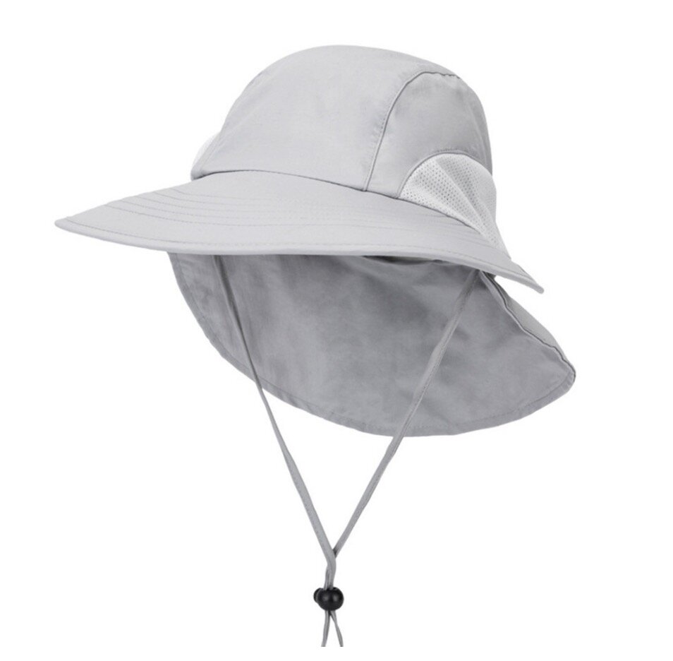 Подсказка: Такая кепка-шляпа отлично защищает от солнца, и герой пользуется ей именно тогда, когда это нужно. А еще он много занудствует.