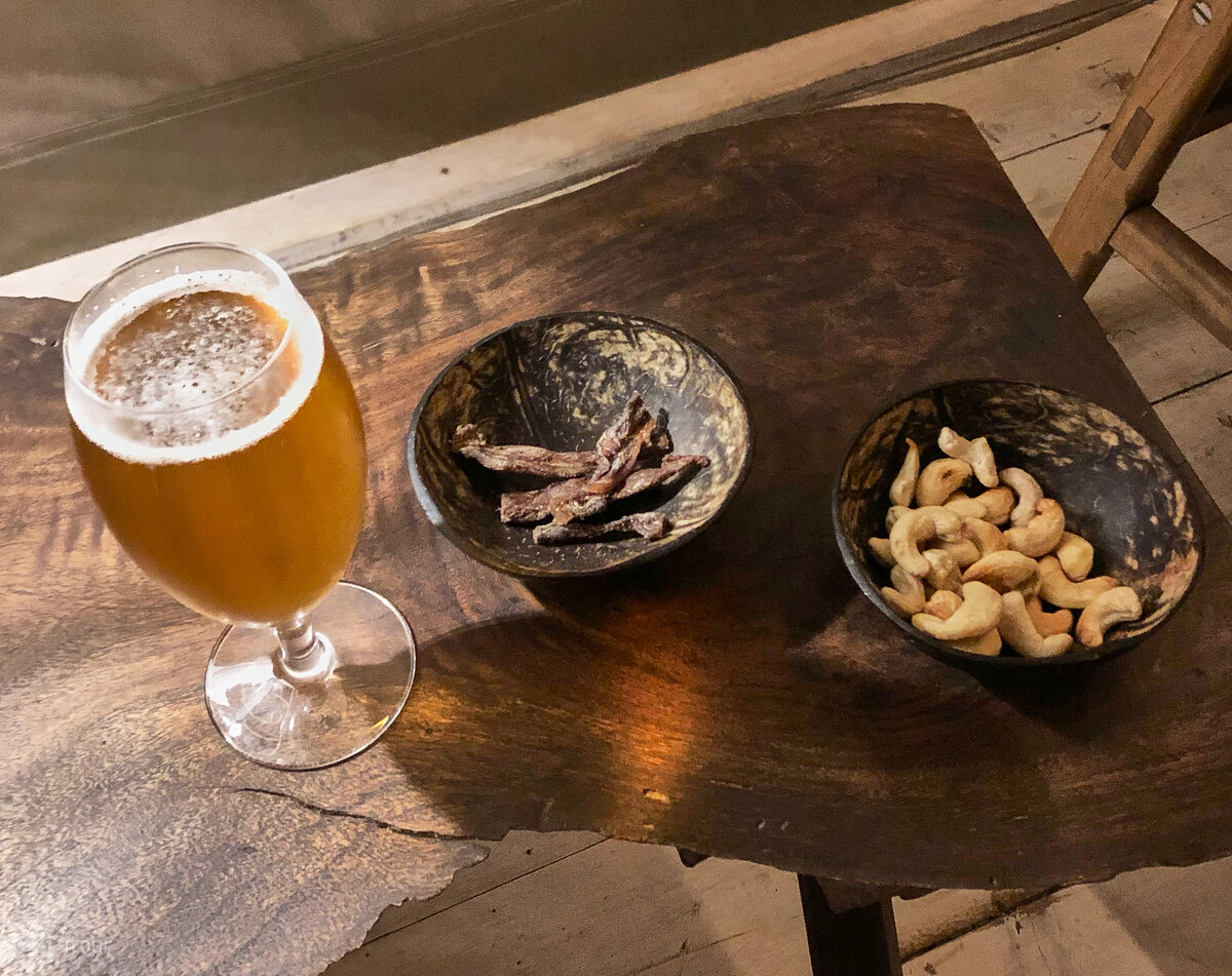 Вечером, в лодже, стаканчик ледяного пива с орешками помогает подготовиться к правильному вечеру.