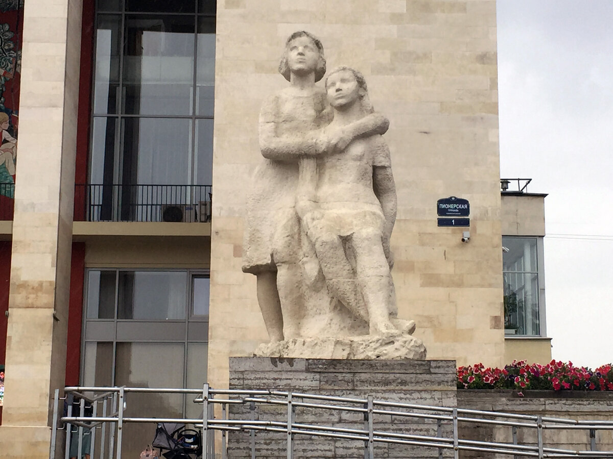 Скульптура у здания ТЮЗа