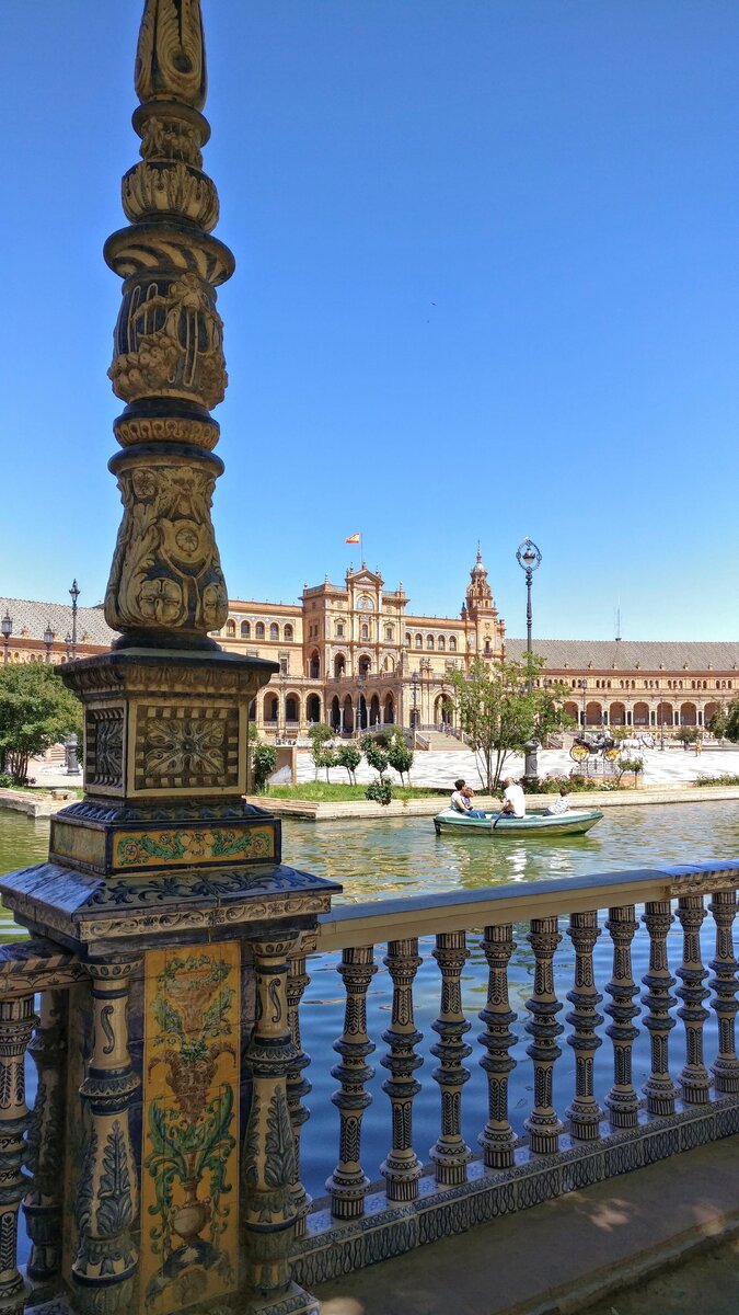 Испания. Севилья. Канал на площади