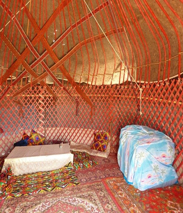 https://cdn.pixabay.com/photo/2013/10/20/21/35/yurt-198585_960_720.jpg