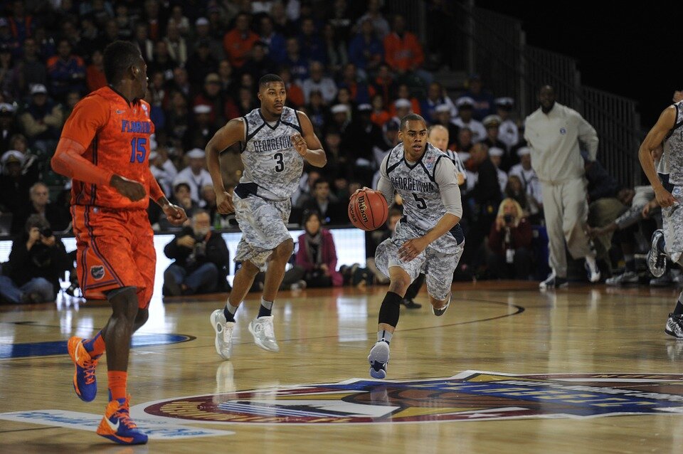 https://cdn.pixabay.com/photo/2014/12/04/21/46/basketball-557192_960_720.jpg