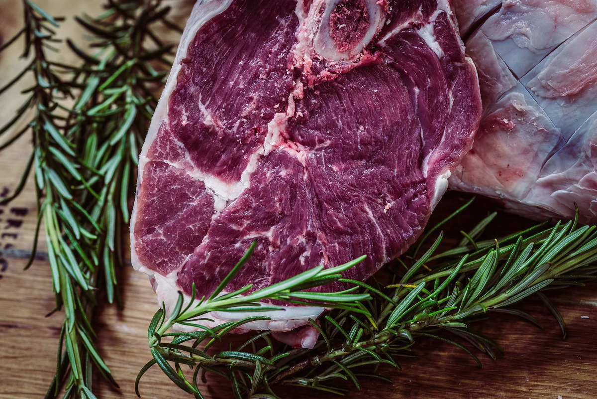 Холестерин содержится в таких продуктах животного происхождения, как говядина, а также в яйцах.