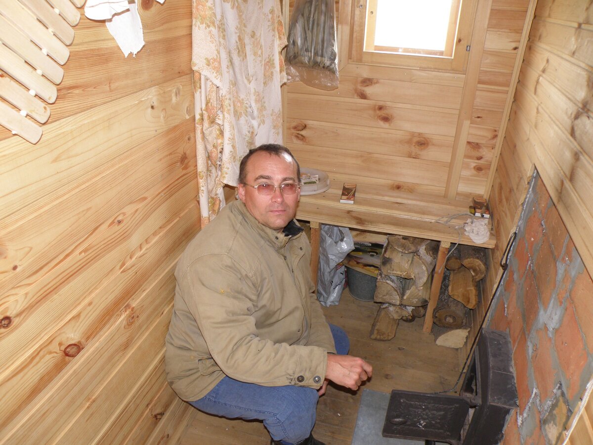 баня русская деревенская. вытяжка в парилке в потолке. баня с топкой из помывочной. отделка бани полуобрезная. конденсат в предбаннике.