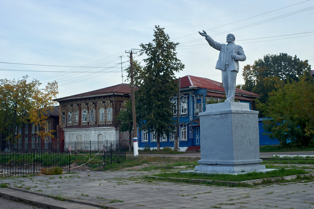 Дмитровский Погост памятник Ленину и