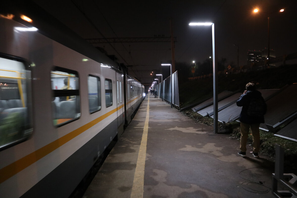 Удивился, что такая узкая платформа здесь. Неужели так и было? Но явно это собираются исправить.