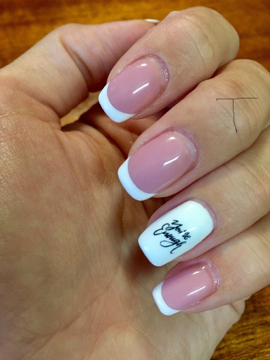 Френч - самый универсальный дизайн. Данному маникюру больше недели. Сфотографировала перед коррекцией.