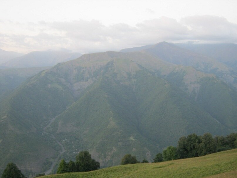 Снимок сделан при спуске в то село, где стояла погранзастава. Там где-то вдалеке справа должна быть российская граница (а конкретно Дагестан, где тоже стало не очень спокойно в последнее время)