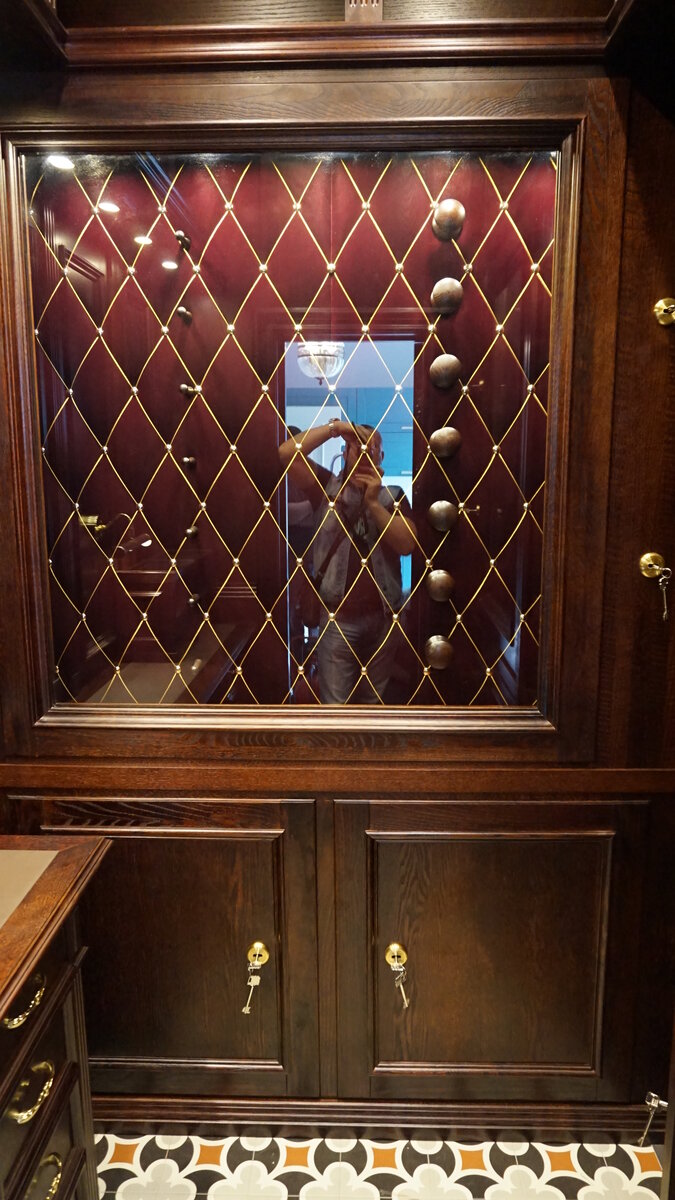 Частная оружейная комната с использованием элитных оружейных сейфов.