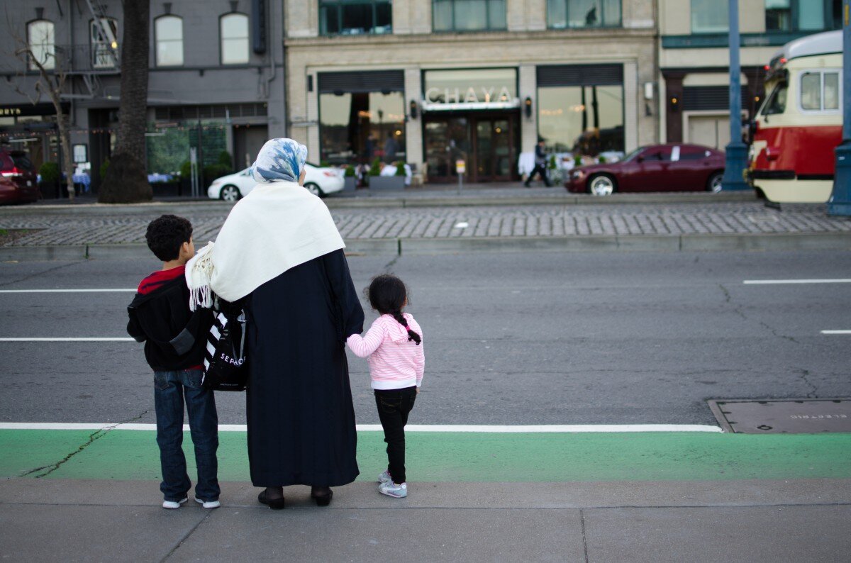 https://c.pxhere.com/photos/13/c4/family_street_woman_children_muslims_refugees_migrants_motherhood-820584.jpg!d