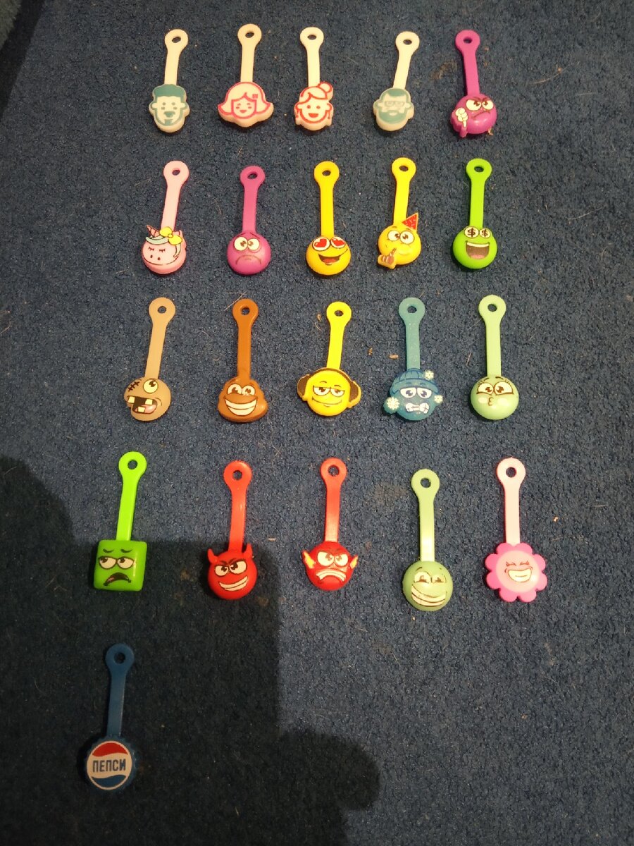 Коллекция скрепышей, собранная совместными усилиями. 