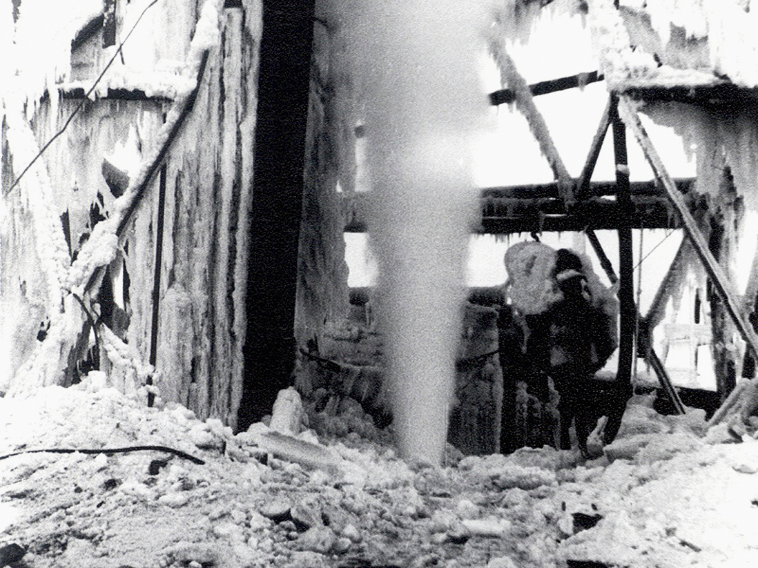 Первый газ в сибири. Первый фонтан нефти в Западной Сибири. 21.09.1953 Березовская скважина. Березовский фонтан 1953 года. Фонтан газа Березово 1953