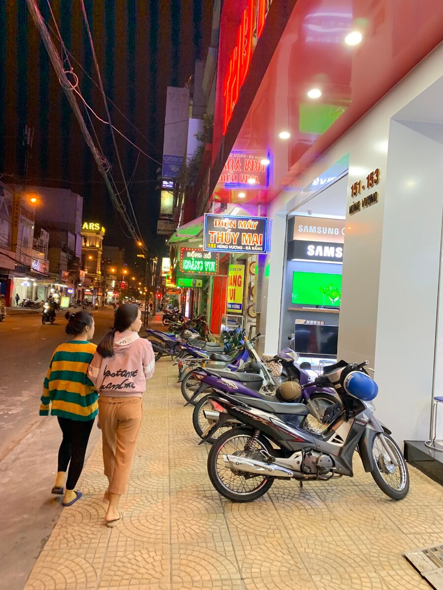 Улица в Дананге ночью