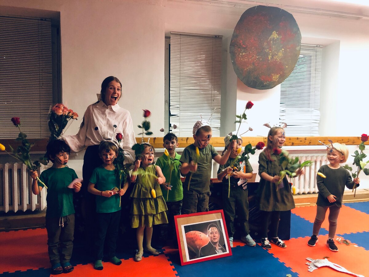 Мой спектакль с актерами-детьми 4-6 лет про противостояние марсиан и Илона Маска "Марсианские захватчики". Все заканчивается хорошо, Илон получает в подарок ракету и приглашение в гости. Театральная студия Домик Фанни Белл. 2019 год. 