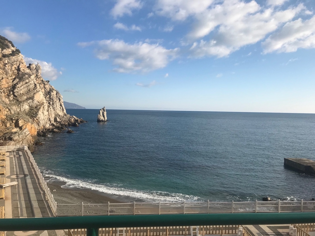 По дороге к Ласточкиному гнезду. Вид на Черное море. Фото автора