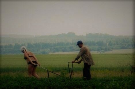 Женщины, которые воспитаны в СССР ведут с мужчинами себя именно так.