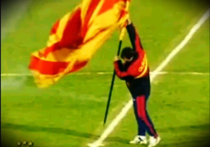 Тренер "Галатасарая" Грэм Сунесс, вонзает клубный флаг в центр поля неприятеля.