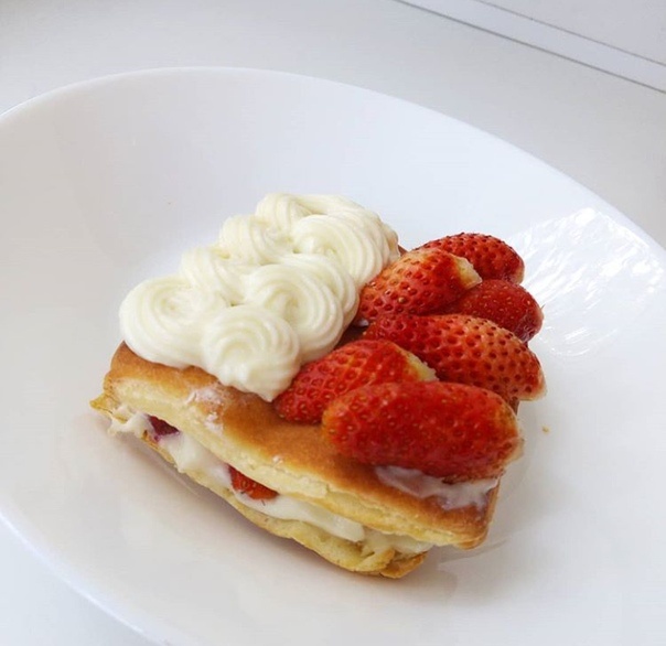 Такое пирожное на столе выглядит очень эффектно, время готовки занимает считанные минуты. 