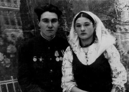 Мама (1927-2000) и отец (1925-2004) - были  красивой и дружной парой. Они любили друг друга! И ушли почти в одно время - на восьмом десятке лет, - намного пережив троих детей.