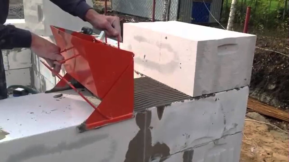 Приспособа для клея газобетонных блоков