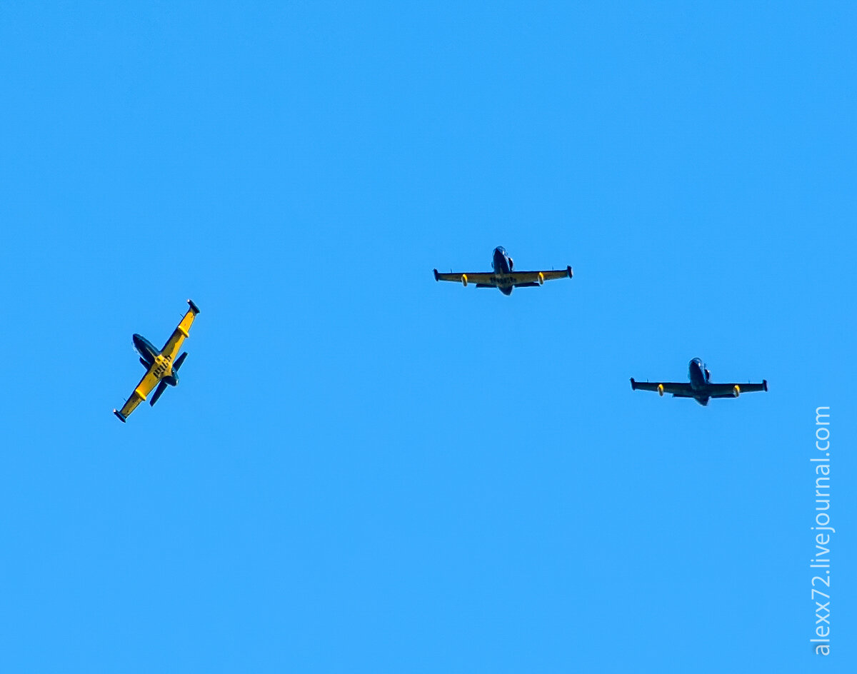 Заход на посадку выполнялся группой,  затем над ближним приводом роспуск и посадка по одному самолету.