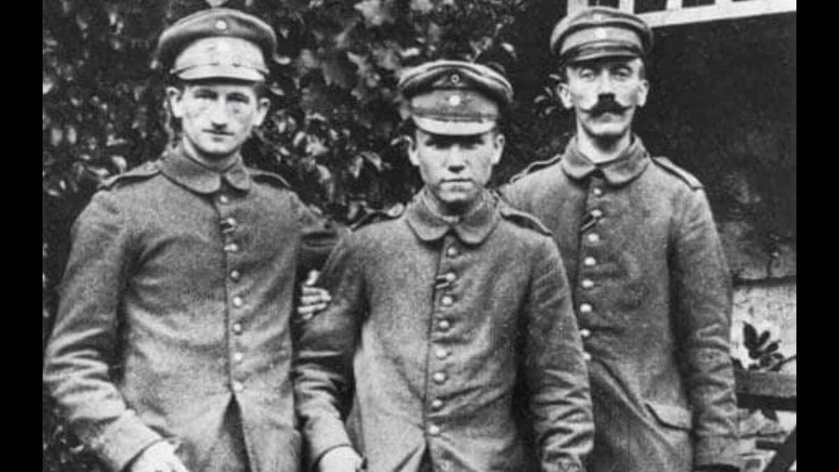 Гитлер (справа) в Первую Мировую войну. Фото из открытых источников.