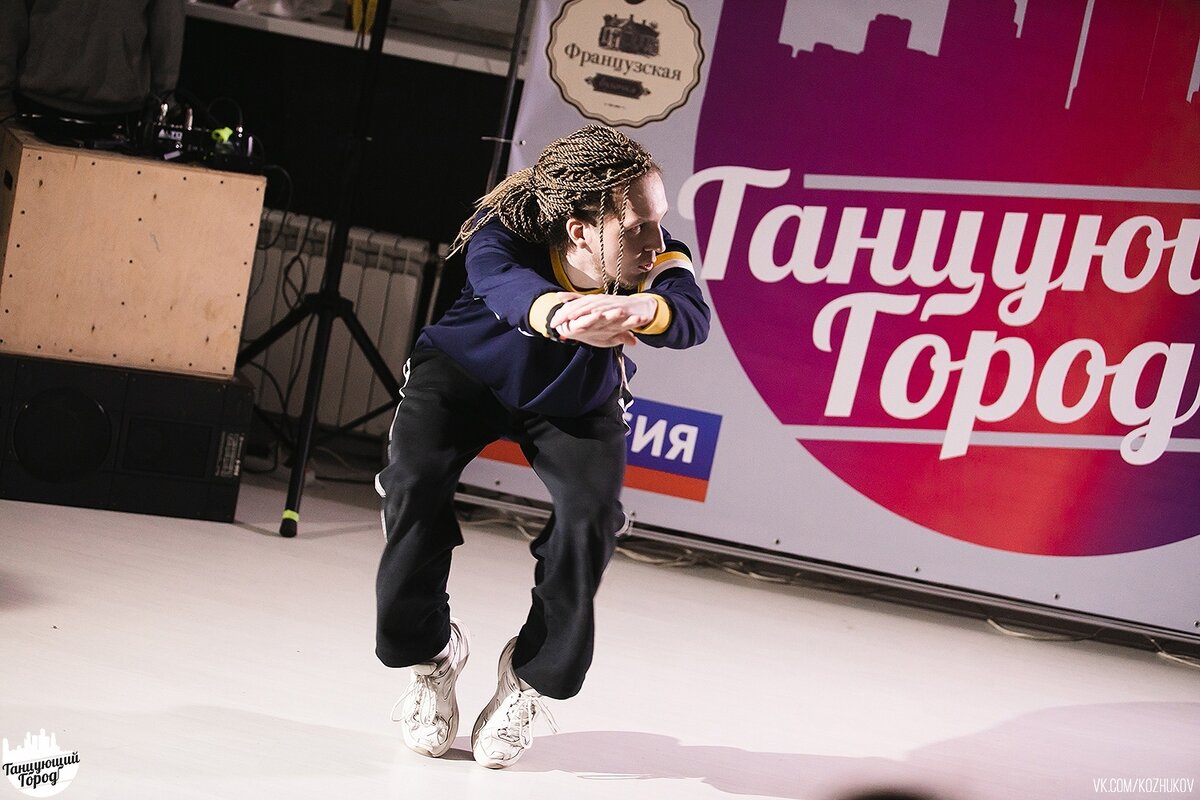 Janiro Battle Танцующий Город Псков
 
1. Начав заниматься танцами вы разовьете отличную координированность движений, пластику и походку. Ваши жесты станут более красивыми и гармоничными. 
2. Танцы будут способствовать формированию правильной и красивой осанки, сутулые плечи и боли в спине больше не будут проблемой для вас.
3. Улучшится состояние здоровья, мышцы приобретут рельефность и упругость, а лишние килограммы будут таять на глазах.
4. Занятия танцами прекрасно воздействуют на дыхательную систему и органы кровообращения - как следствие - отсутствие одышки, ровный цвет кожи и блестящие глаза.
5. Вы станете более музыкальным и научитесь чувству ритма. Музыка сама станет вам подсказывать нужные па и движения, а тело научится подстраиваться под играющую мелодию.
6. Ни возраст, ни комплекция, ни наличие или отсутствие растяжки или гибкости не может стать вам помехой - танцы доступны каждому, просто нужно выбрать подходящий именно вам танцевальный стиль или направление.
7. Вы поднимите свою самооценку, станете более интересным и привлекательным для окружающих.
8. Танцы помогут вам стать более смелым и открытым, вы почувствуете как постепенно меняется ваше мировоззрение, как вы избавляетесь от комплексов и предрассудков, как с легкостью вы решаете конфликтные ситуации.
9. Вы научитесь работать в паре или в команде, и возможно получите неоценимый опыт выступления на публике.
10. Новые знакомства и новый круг общения - это всегда приятно, особенно, когда у вас будет общее увлечение - танцы!