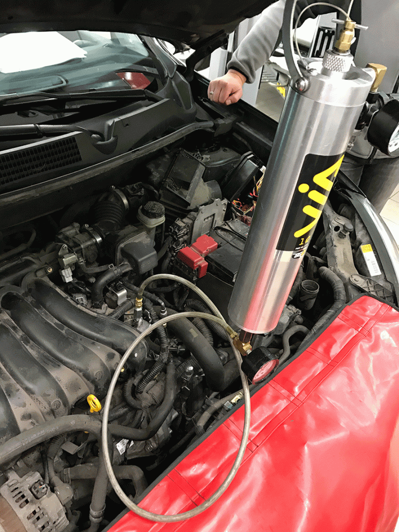 Фото подключённой колбы к топливной системе автомобиля