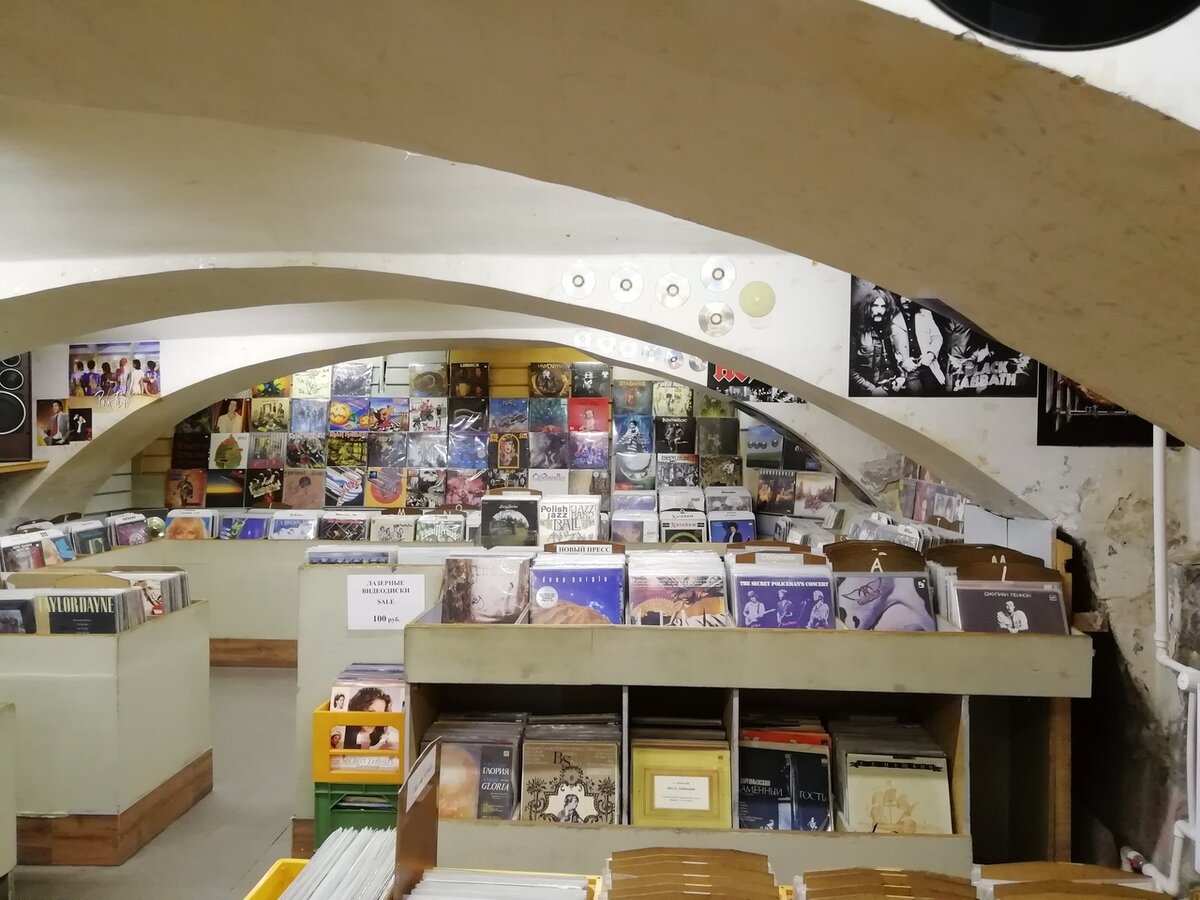 касл рок магазин в москве. рок остров магазин брат. фильм брат музыкальный магазин. музыкальный магазин остров. рок остров магазин спб.